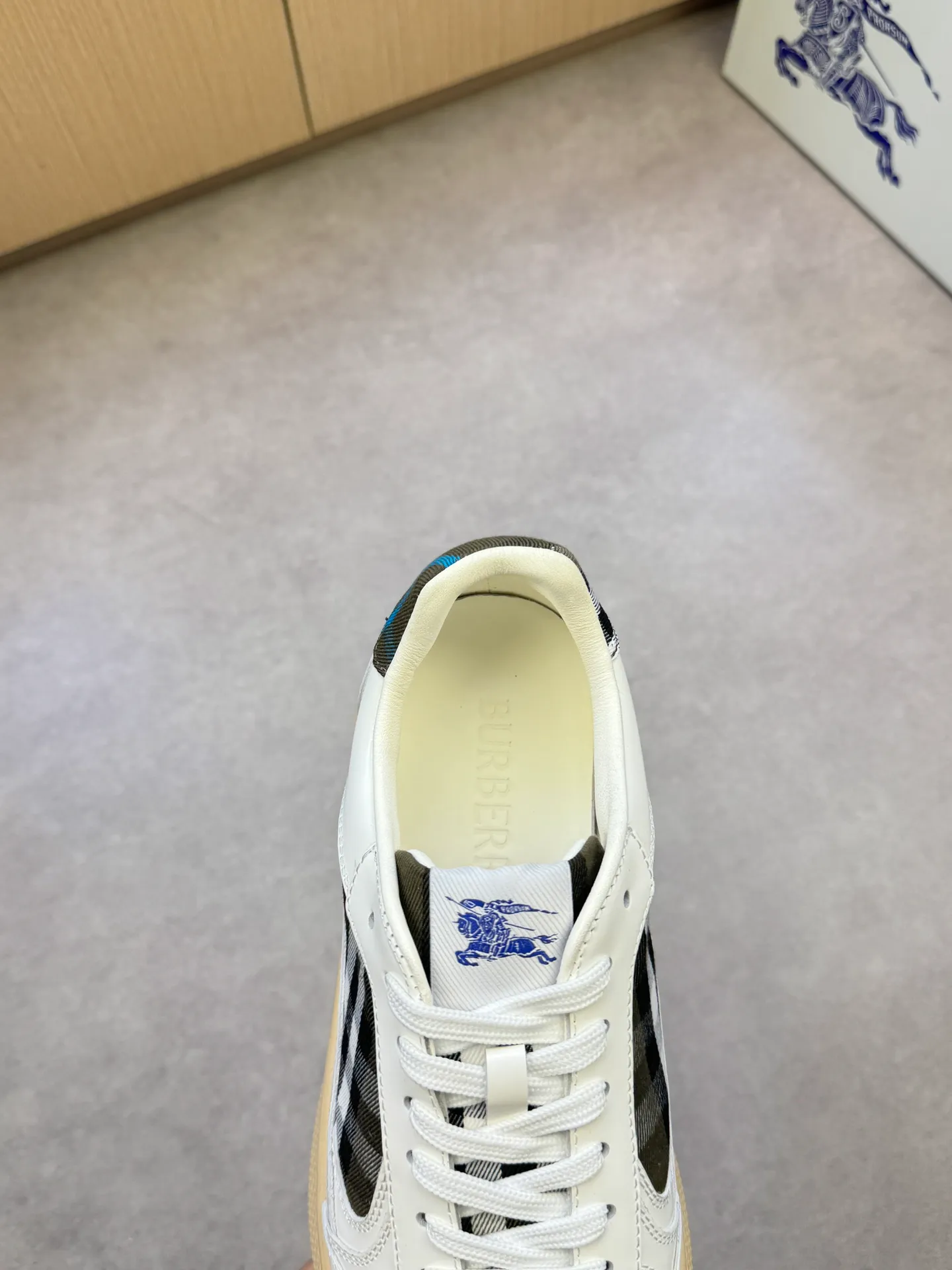 P400 [BURBERRY] Burberry casual sports sneakers - Upper: imported 🔝 open edge beaded calfskin, brand totem cloth, tongue brand cloth label - Inner: water-dyed cowhide - Outsole: ultra-light TPR rubber; two-color molded outsole - Super high quality control·Fine workmanship: highlighted (high-end, extravagance, grade) -Size: 38-44 (Male 45, can be customized)·BBR0372